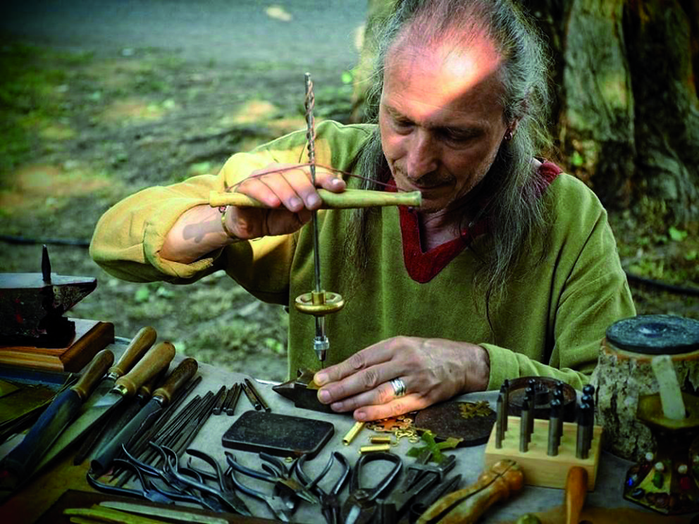 Gianmaria Donini mentre utilizza un trapano a palla (ormai in disuso), durante una dimostrazione dell’antica arte orafa.