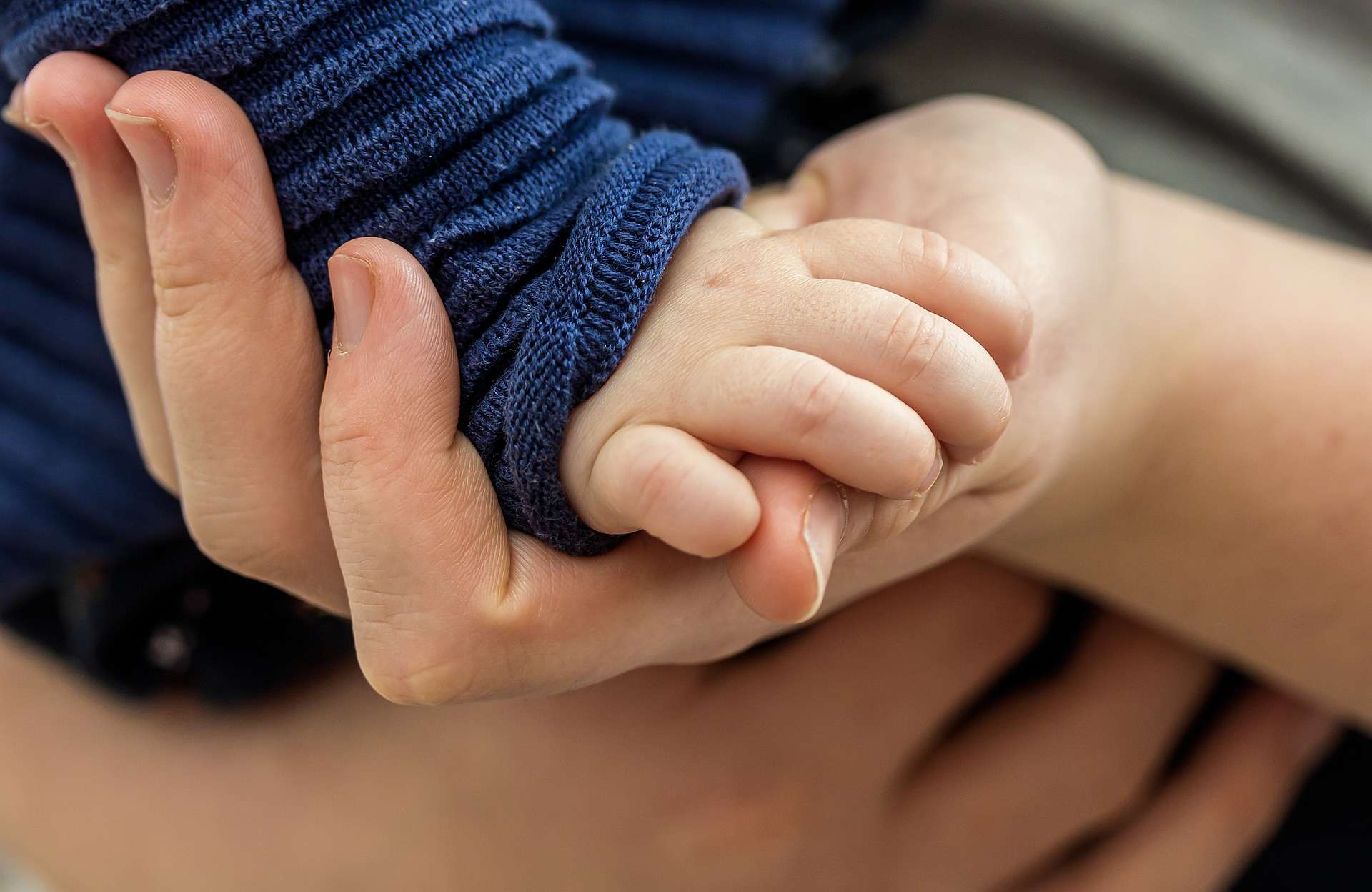 toddler hand 4867454 1920