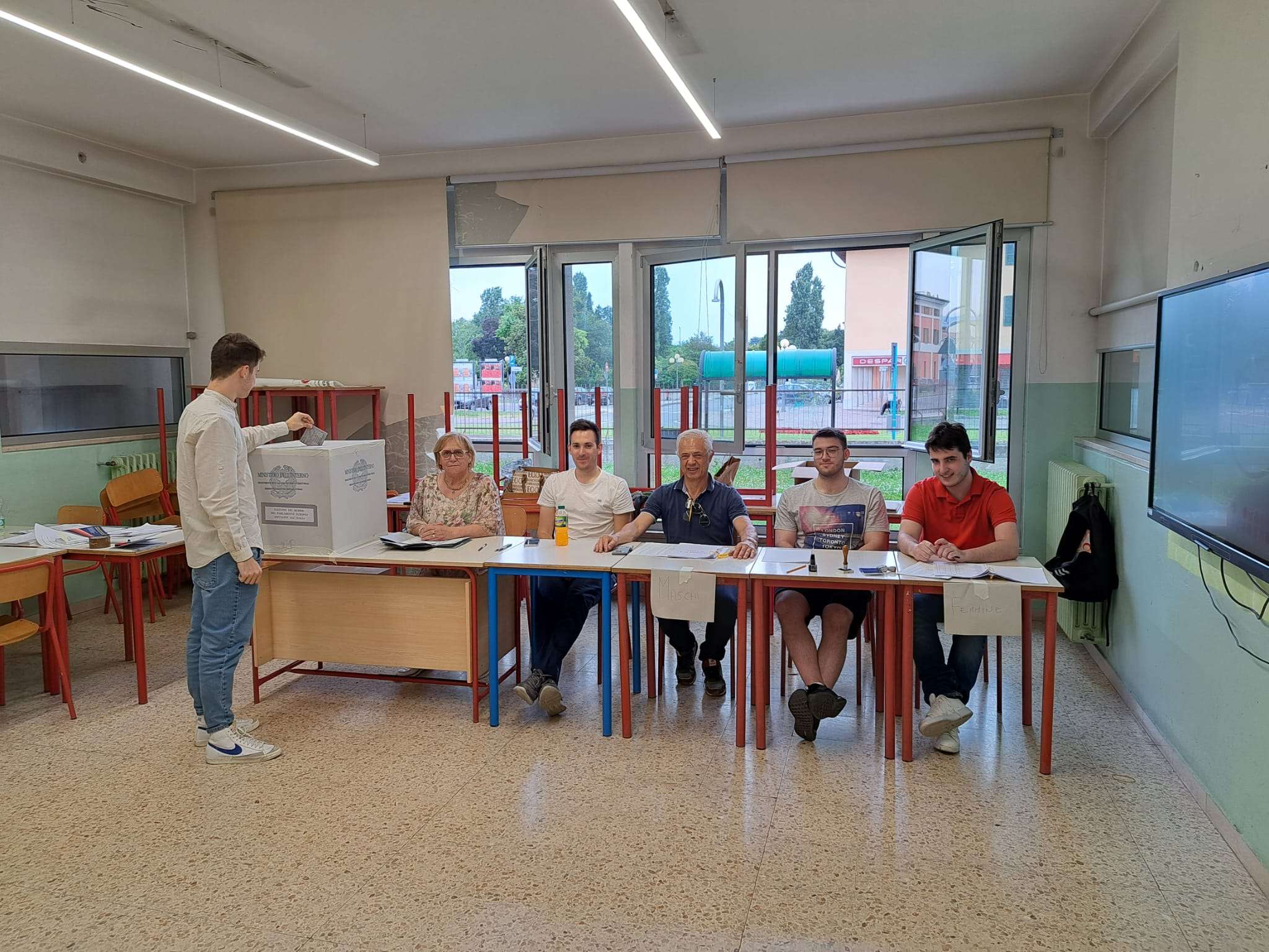 foto seggio elettorale rovatese