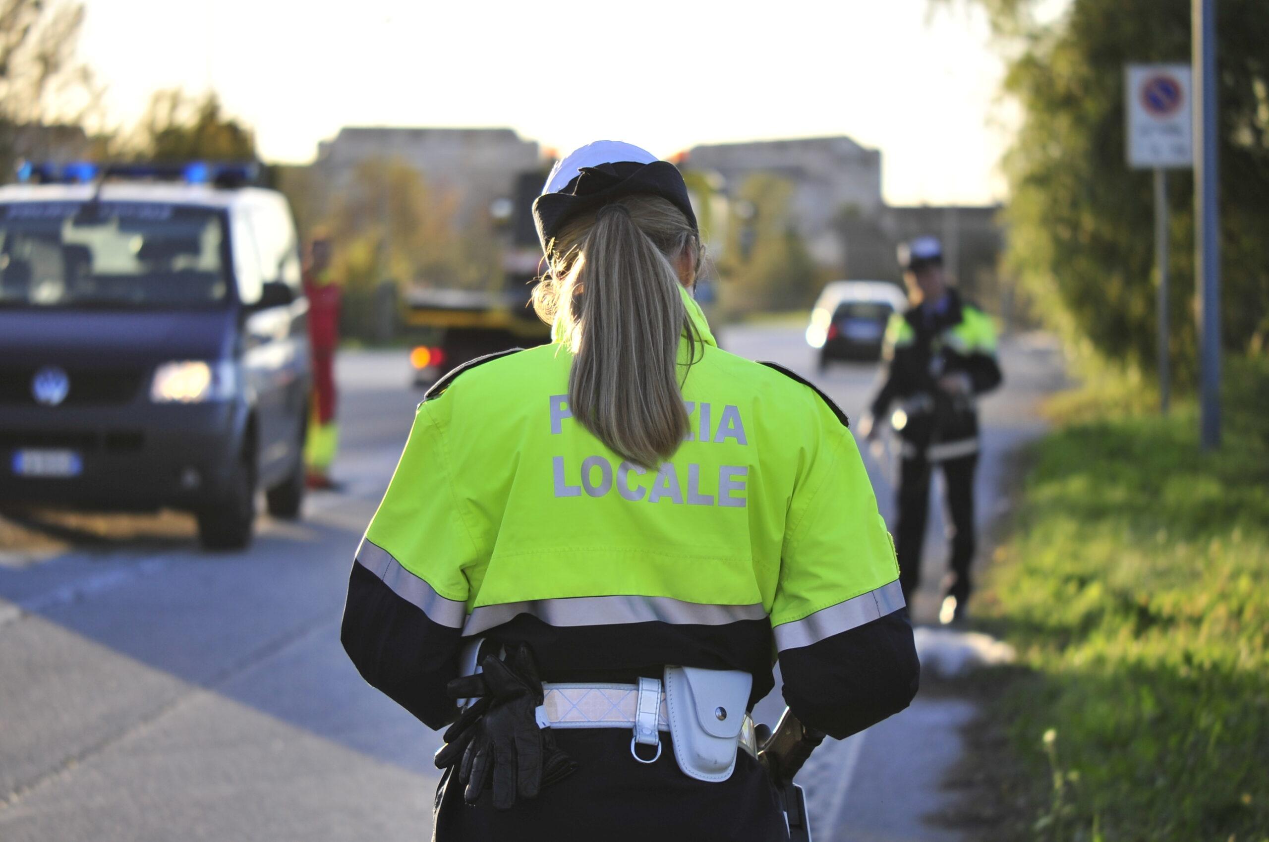 Polizia Locale durante il rilievo di un incidente stradale