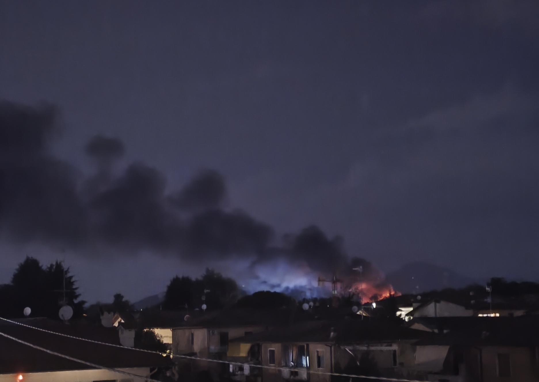 Maxy Dolphin in fiamme vista da Rovato, zona Santo Stefano